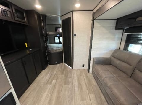 Spacious RV for Adventurous Travel Towable trailer in Surprise