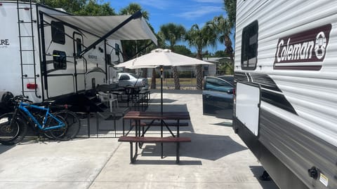 2022 Dutchmen RV Coleman 295QB Towable trailer in Bradenton