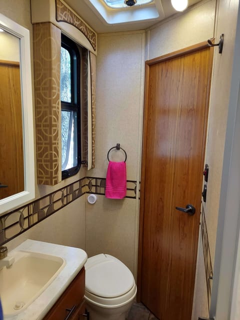 Roam in Comfort: '16 Jayco Alante Drivable vehicle in Laveen Village