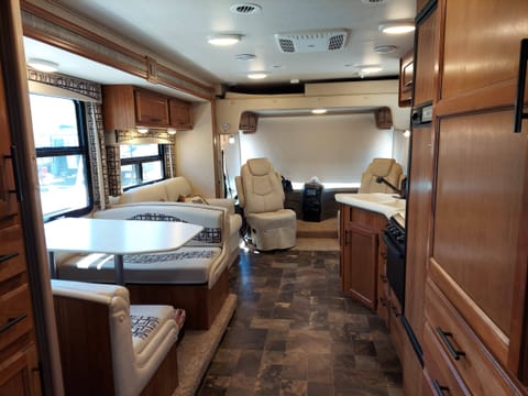Roam in Comfort: '16 Jayco Alante Drivable vehicle in Laveen Village