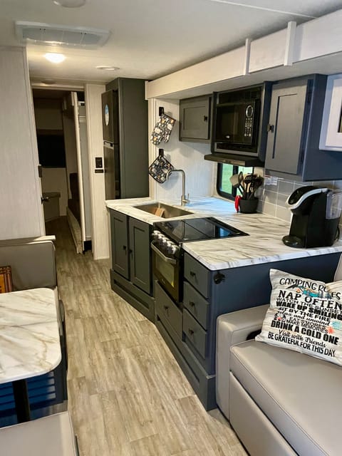 2024 Coachmen RV, Sleeps 9, Pet-Friendly Towable trailer in Derry