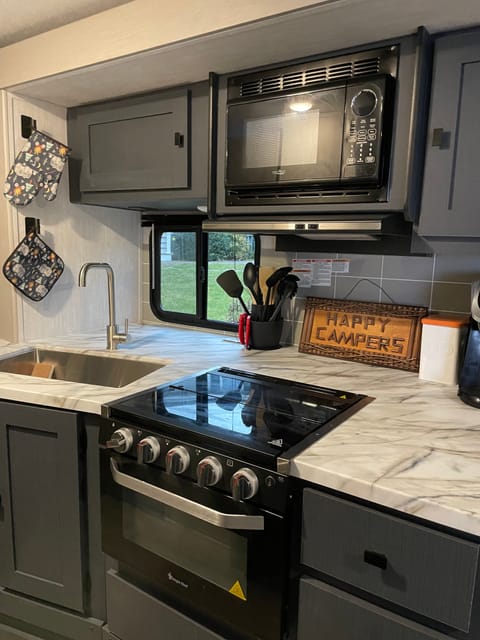 2024 Coachmen RV, Sleeps 9, Pet-Friendly Towable trailer in Derry