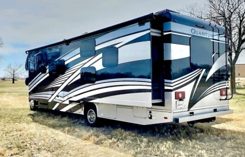 2023 Quantum LF31 Bunkhouse, Dual AC's+Solar (CA) Drivable vehicle in Pacific Beach