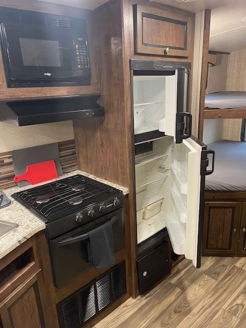 2017 MPG Cruiser -  24 feet and Sleeps 5-6+ Towable trailer in North Highlands