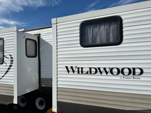 2015 Forest River RV Wildwood 32BHDS Rimorchio trainabile in Apache Junction