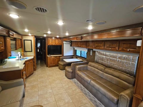 Spacious Diesel Bunkhouse w/washer,dryer & 6 tvs Drivable vehicle in Brandon