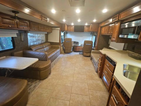 Spacious Diesel Bunkhouse w/washer,dryer & 6 tvs Drivable vehicle in Brandon