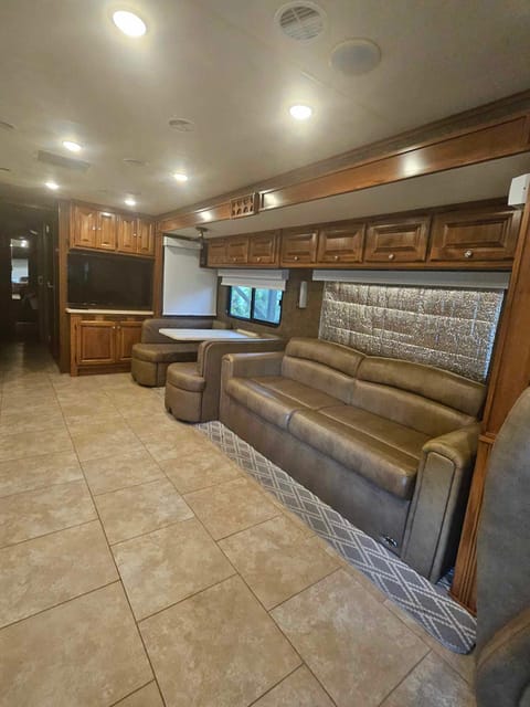 Spacious Diesel Bunkhouse w/washer,dryer & 6 tvs Drivable vehicle in Brandon