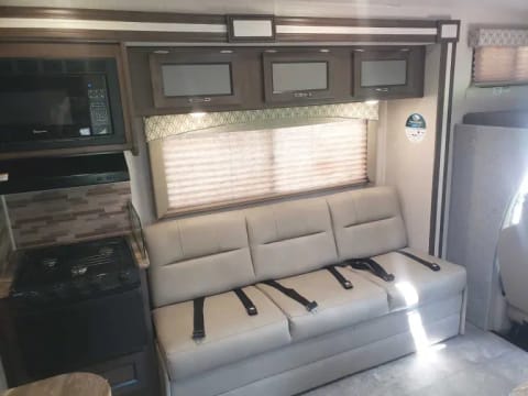 2020 Coachmen RV Sleeps 9 - LOW FEES & BUNK BEDS Drivable vehicle in Lake Austin