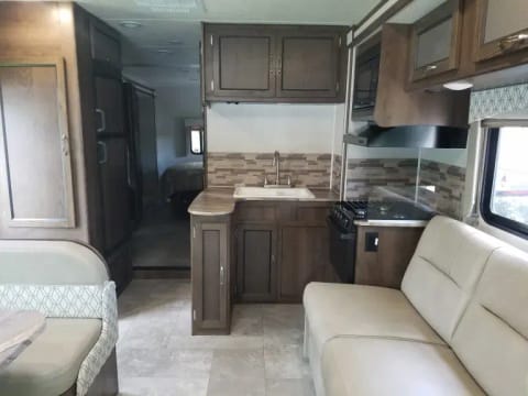 2020 Coachmen RV Sleeps 9 - LOW FEES & BUNK BEDS Drivable vehicle in Lake Austin