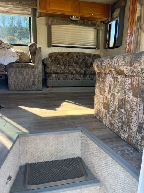 2005 Gulf Stream RV Independence 8330 Drivable vehicle in Poway