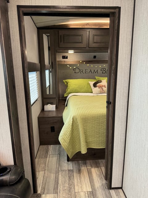 2 BEDROOM 1.5 BATH / SLEEPS 7 / TOY HAULER GETAWAY Towable trailer in New River