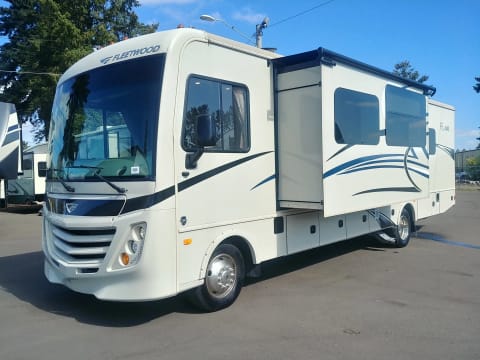 32’ Fleetwood Flair Bunkhouse Drivable vehicle in Rockwall