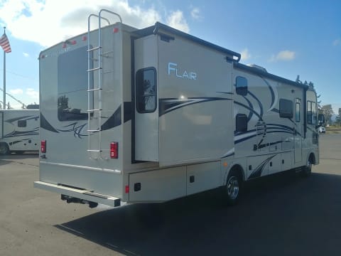 32’ Fleetwood Flair Bunkhouse Drivable vehicle in Rockwall