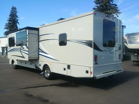 32’ Fleetwood Flair Bunkhouse Drivable vehicle in Rockwall