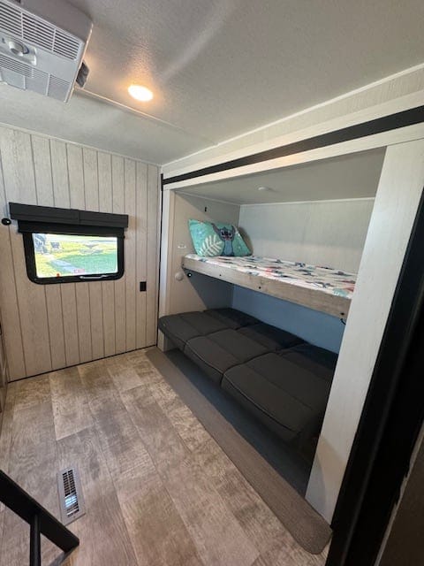 The coolest RV w/3 AC, Sleeps 10 no hauling needed Towable trailer in Mission