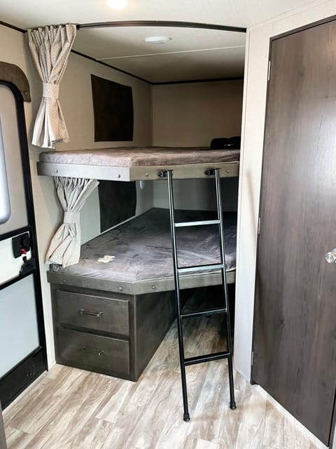 Mountaineer- Loaded Solar, half-ton ok bunkhouse Towable trailer in Spokane Valley