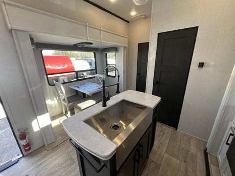 Check out this beautiful, fully-equipped RV! Towable trailer in Seguin