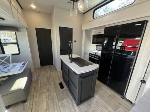 Check out this beautiful, fully-equipped RV! Towable trailer in Seguin