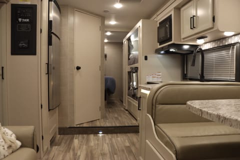 The Brayden-31' 2023 Thor Freedom Elite, 8-10pax Drivable vehicle in Southlake