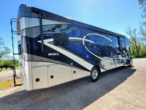 2022 Jayco Seneca Prestige 37M Drivable vehicle in Kettering