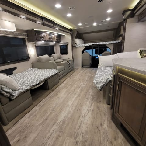 2022 Jayco Seneca Prestige 37M Drivable vehicle in Kettering