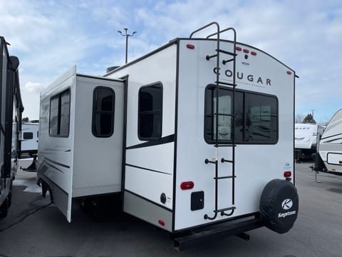 2023 Keystone RV Cougar Half-Ton 25RDSWE Towable trailer in Bozeman
