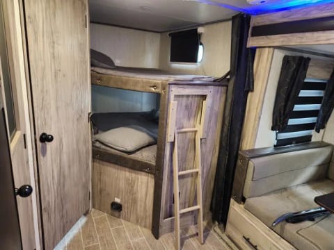 Alpha Wolf Bunk Beds, Family Friendly Towable trailer in Hartville