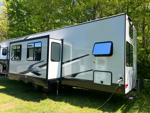 Mansion On Wheels! Towable trailer in Johnson City