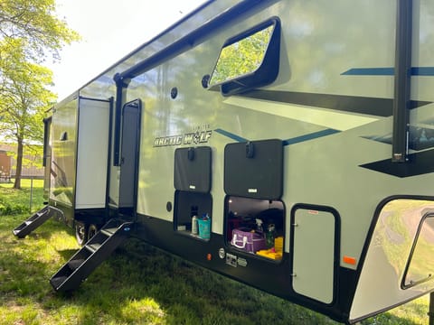 Mansion On Wheels! Towable trailer in Johnson City