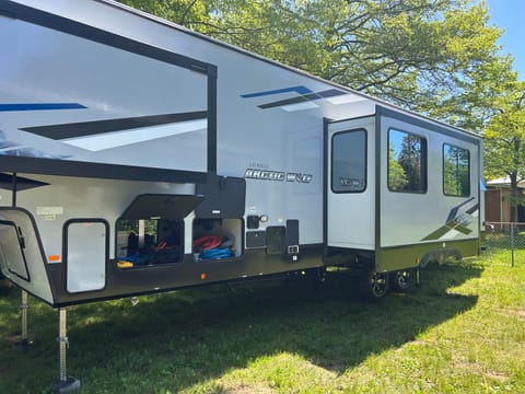 Mansion On Wheels! Towable trailer in Johnson City