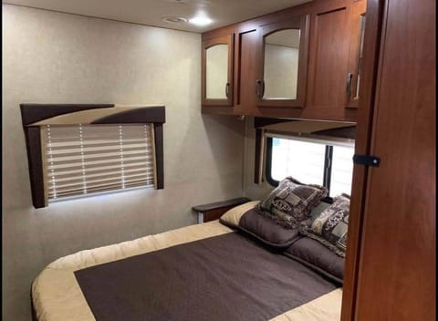 2014 Jayco Greyhawk with Auto Leveling & Generator Drivable vehicle in Rexburg