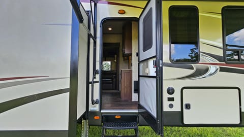 2 Bedroom, 2 Bath Luxury RV Towable trailer in Fairhope