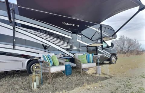 2023 Quantum LF31 Bunkhouse, Dual AC's+Solar (AZ) Drivable vehicle in Yuma