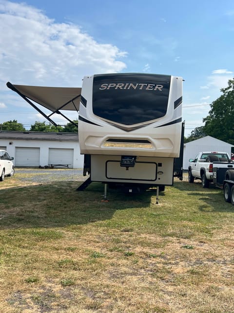 **Campy the SUPER COOL pet friendly 5th Wheel** Towable trailer in Gettysburg