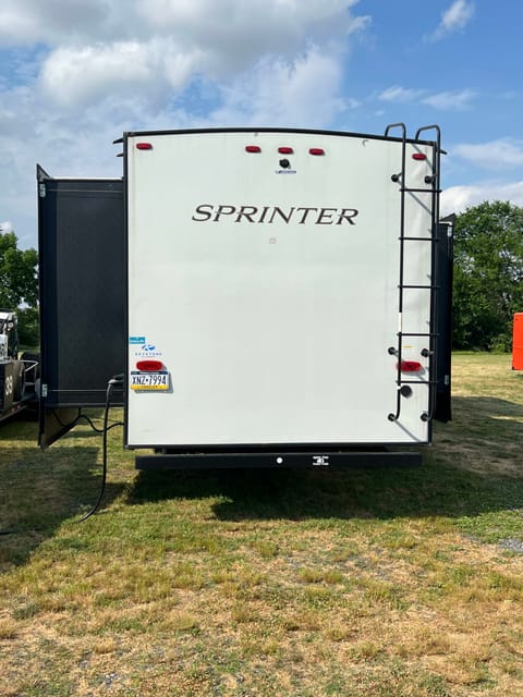 **Campy the SUPER COOL pet friendly 5th Wheel** Towable trailer in Gettysburg