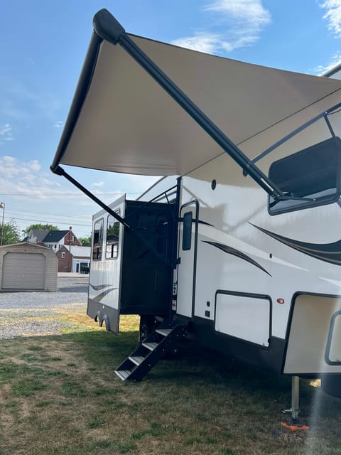 **Campy the SUPER COOL pet friendly 5th Wheel** Towable trailer in Gettysburg