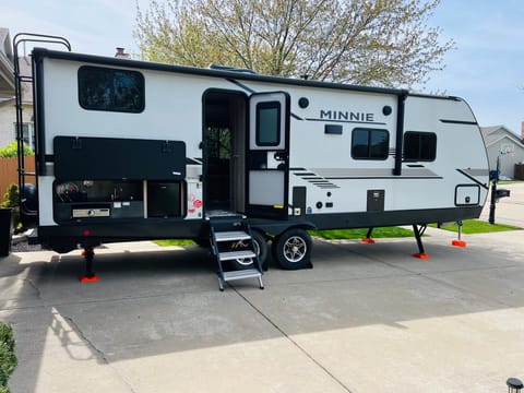 2022 Winnebago Minnie 2301BHS Towable trailer in Joliet