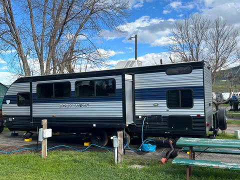 2022 Fully Loaded Cherokee Grey Wolf 26DBH-L Towable trailer in Livingston