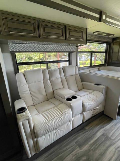 Sam & Kate’s Kid Approved RV Rental w/2 bathrooms Drivable vehicle in Lake Blackshear