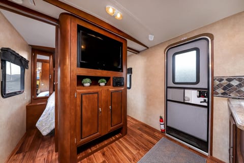 Catch the Vibe!  FAMILY FUN.  31ft. sleeps 10 Towable trailer in Hemet