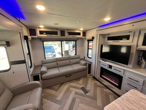 2024 CrossRoads RV Zinger ZR340RE Towable trailer in Summerlin