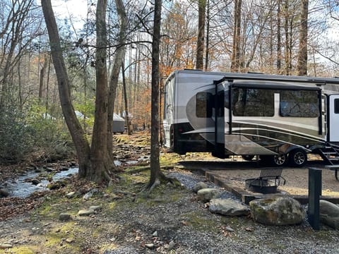 Luxury 5th Wheel- glamping at its finest! Towable trailer in Marble Falls