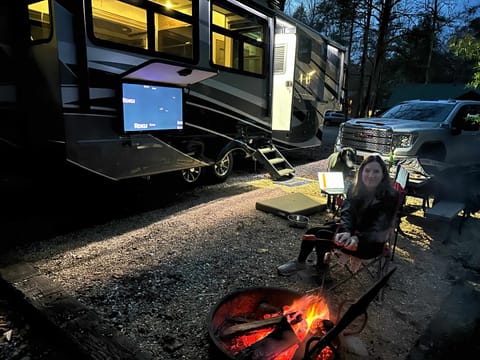 Luxury 5th Wheel- glamping at its finest! Towable trailer in Marble Falls