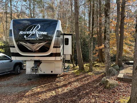 Luxury 5th Wheel- glamping at its finest! Towable trailer in Marble Falls