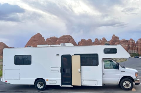 2019 Class C RV 30ft - White Drivable vehicle in McLean