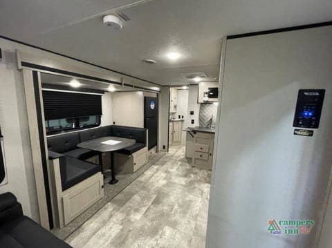 2023 Coachmen RV Apex Ultra-Lite 266BHS Towable trailer in La Quinta