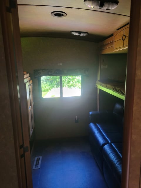 2015 CrossRoads RV Sunset Trail Super Lite ST300BH Towable trailer in Neenah