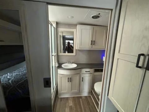 ADVENTURER AWAITS! Winnebago Adventurer 35F Class! Drivable vehicle in Cherokee Reservoir