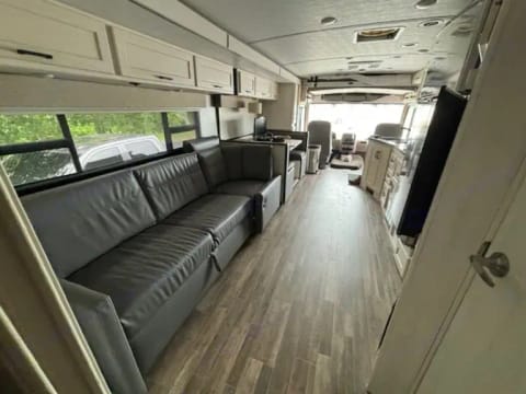 ADVENTURER AWAITS! Winnebago Adventurer 35F Class! Drivable vehicle in Cherokee Reservoir